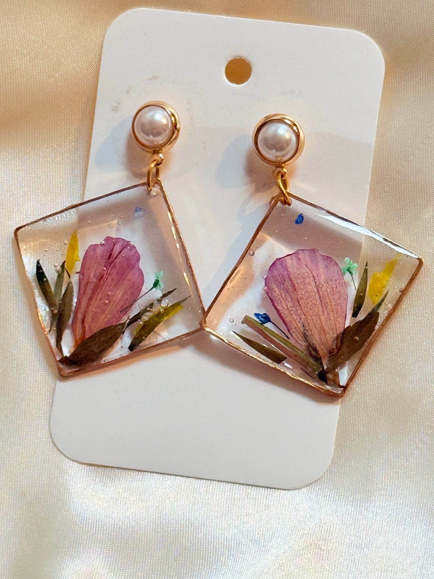 Perry real flower resin earrings