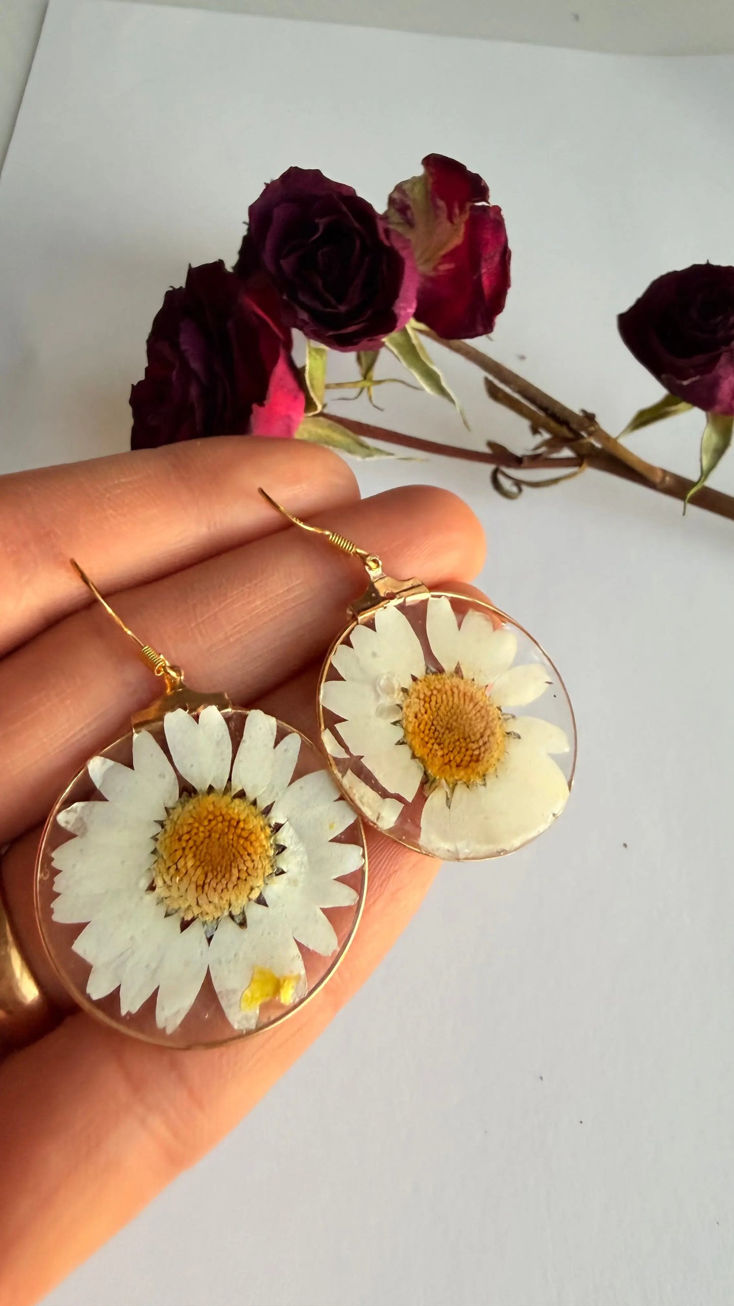 White daisy dangle hypoallergenic MONICAZCOLLECTION LLC