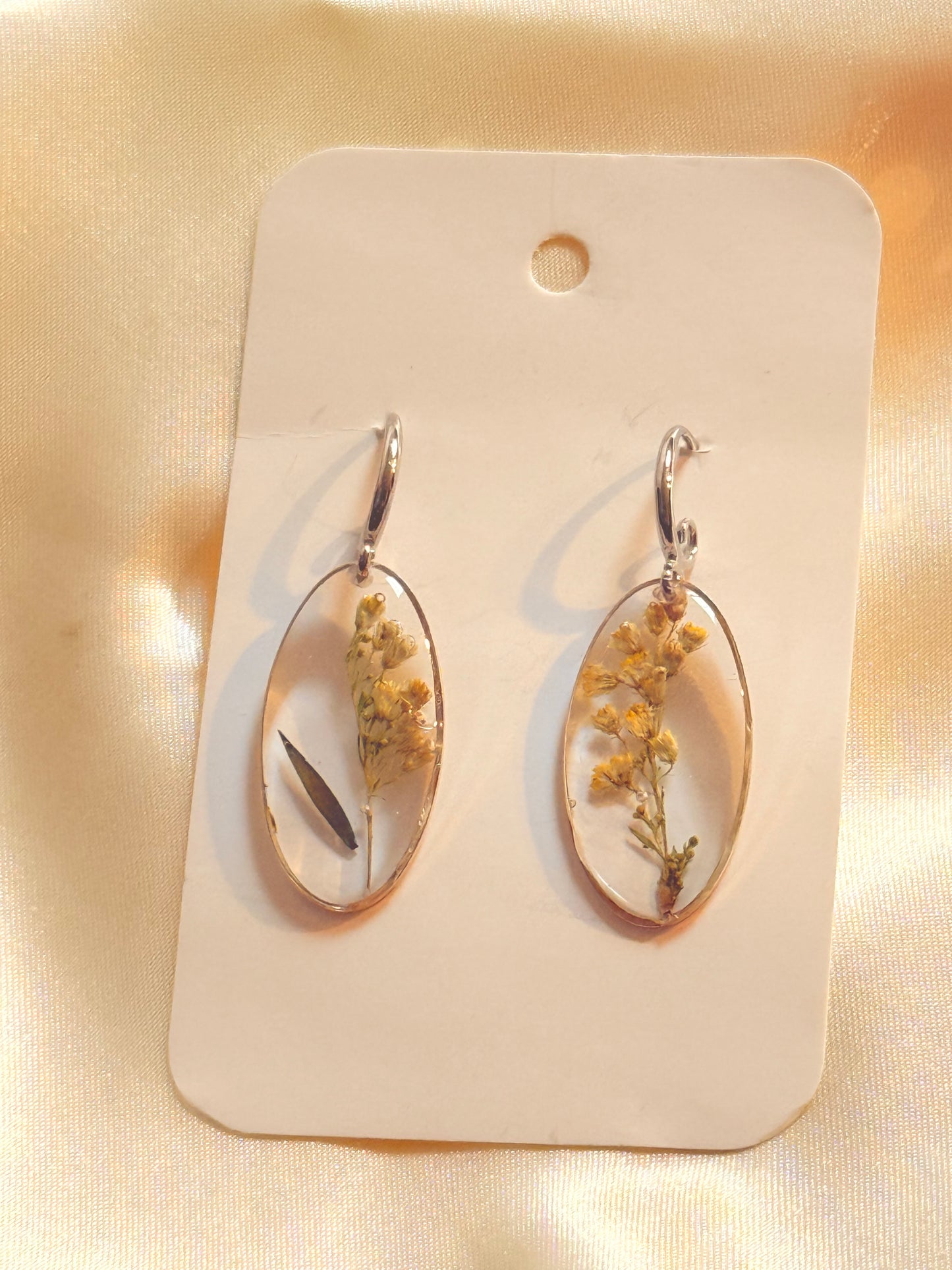 Ashely resin earring with real flowers