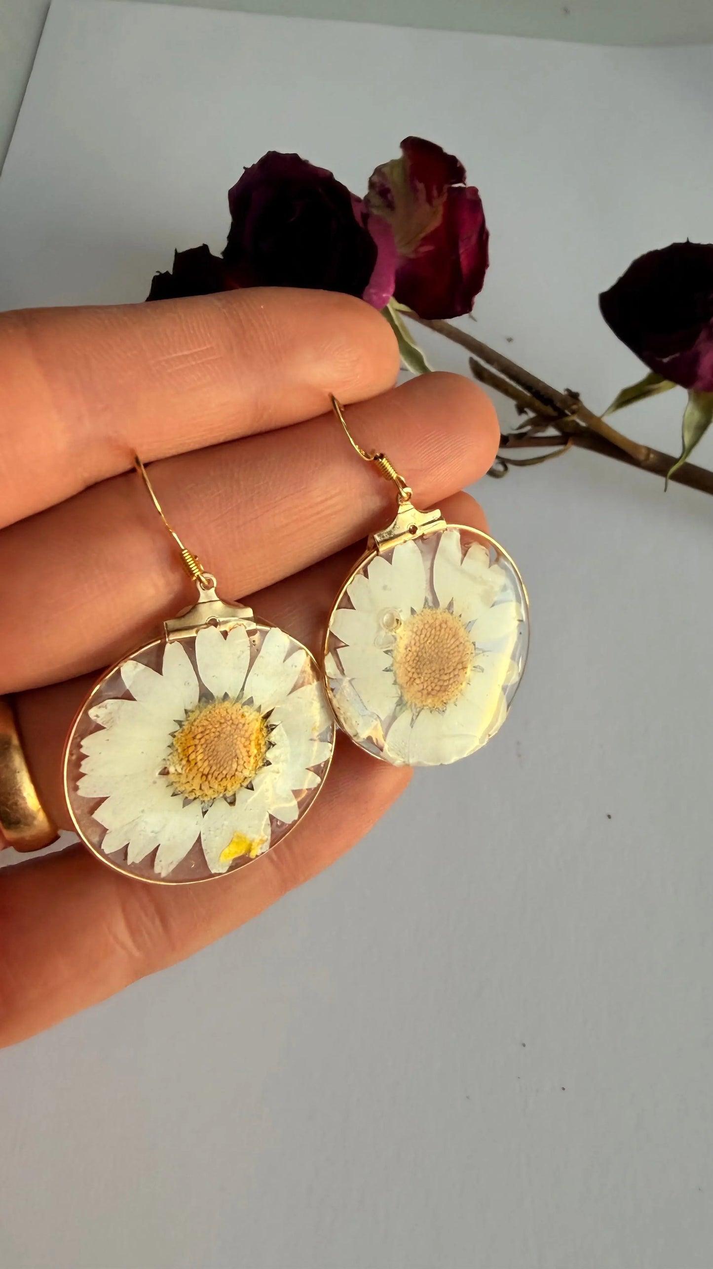 White daisy dangle hypoallergenic MONICAZCOLLECTION LLC