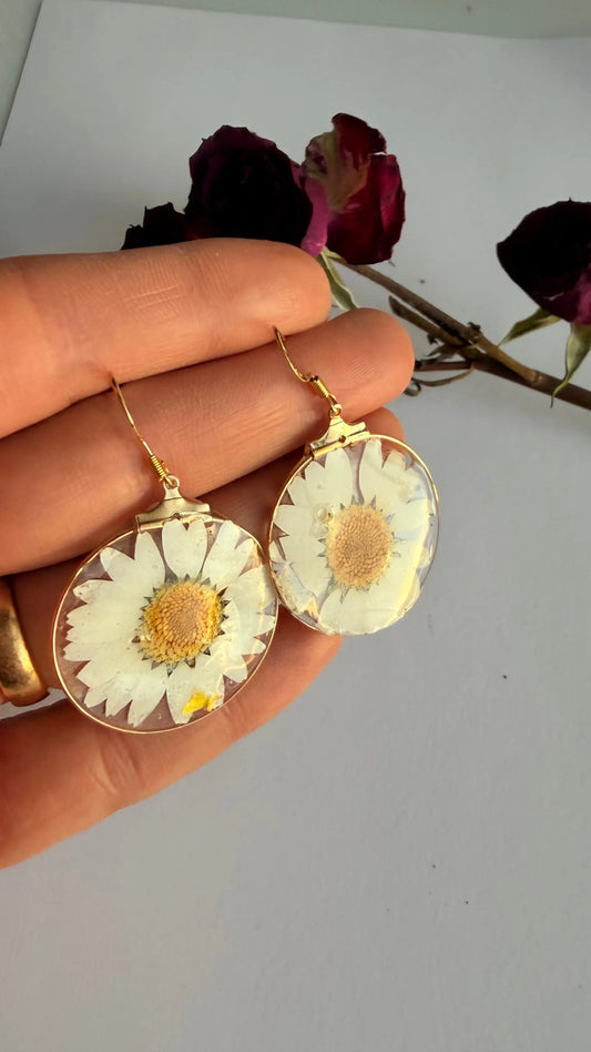 White daisy dangle hypoallergenic MONICAZCOLLECTION LLC