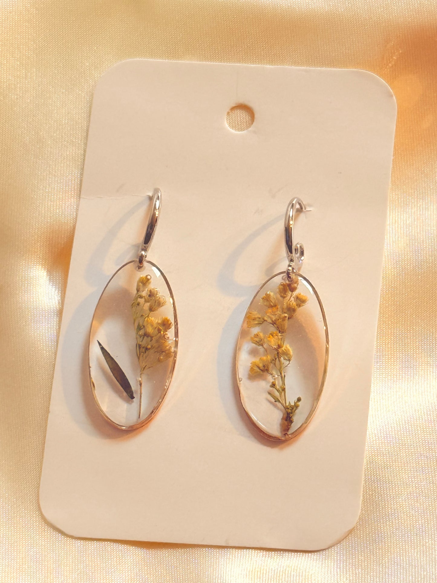 Ashely resin earring with real flowers