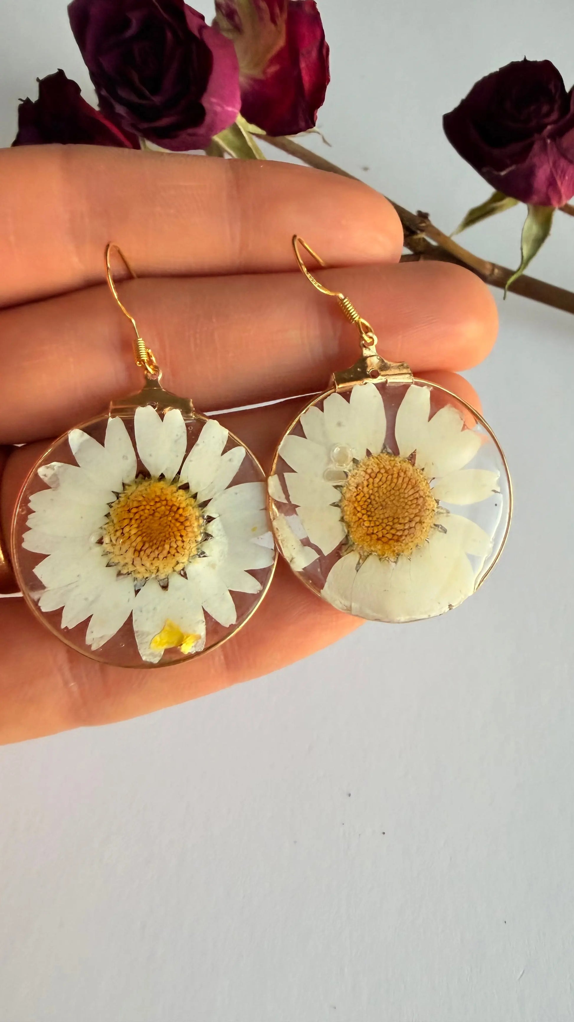 White daisy dangle hypoallergenic MONICAZCOLLECTION LLC