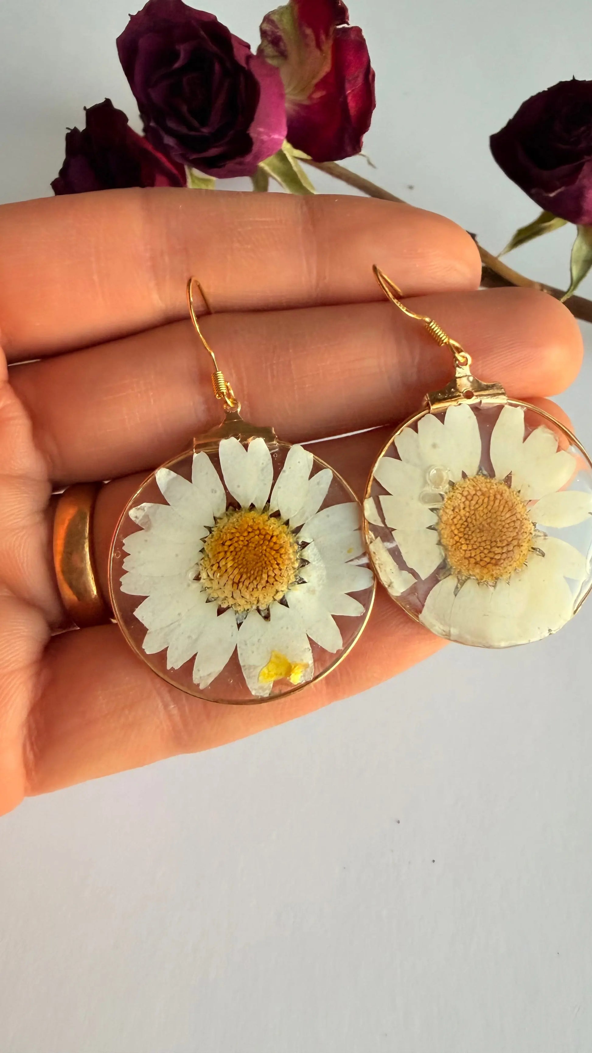 White daisy dangle hypoallergenic MONICAZCOLLECTION LLC