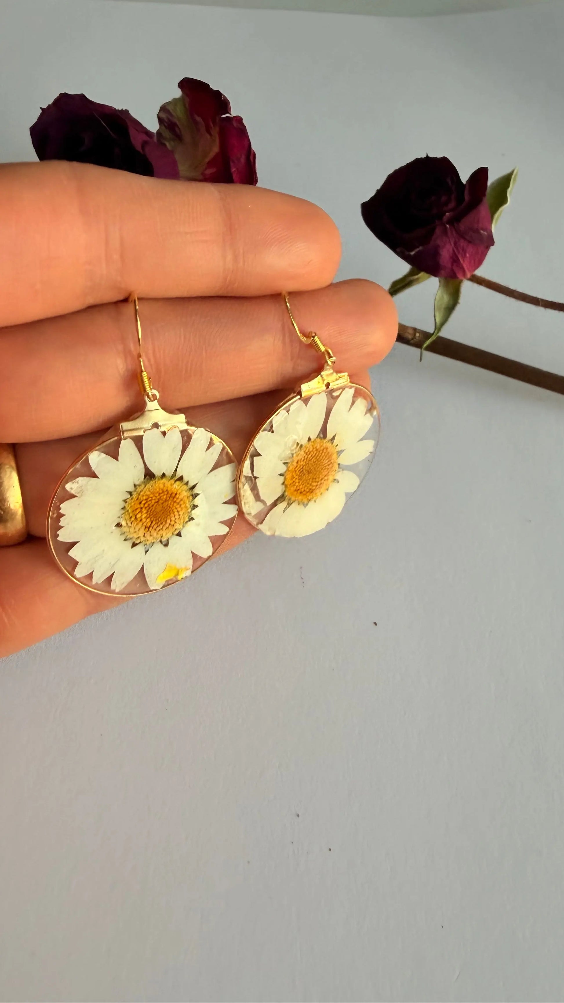 White daisy dangle hypoallergenic MONICAZCOLLECTION LLC