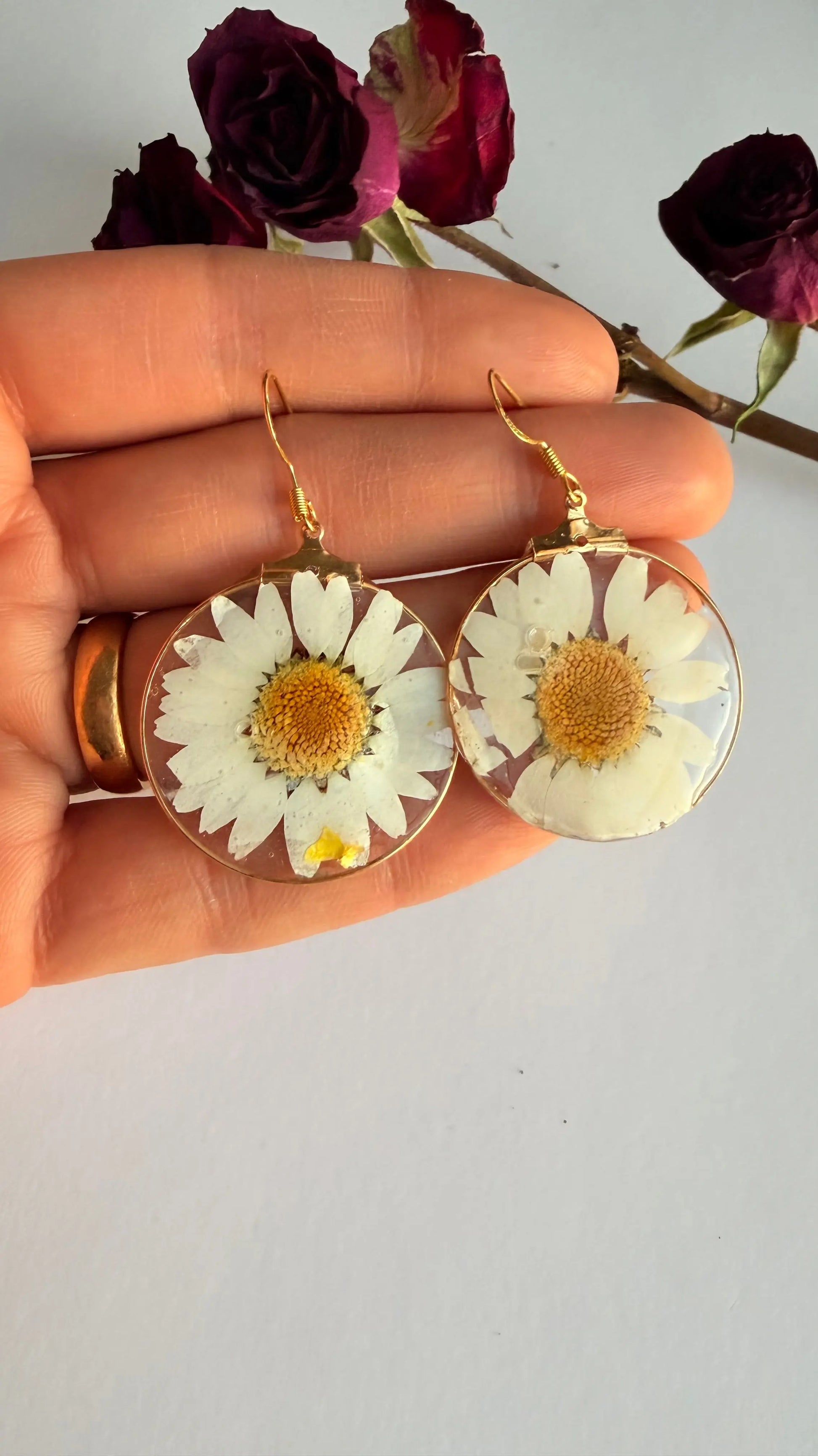 White daisy dangle hypoallergenic MONICAZCOLLECTION LLC