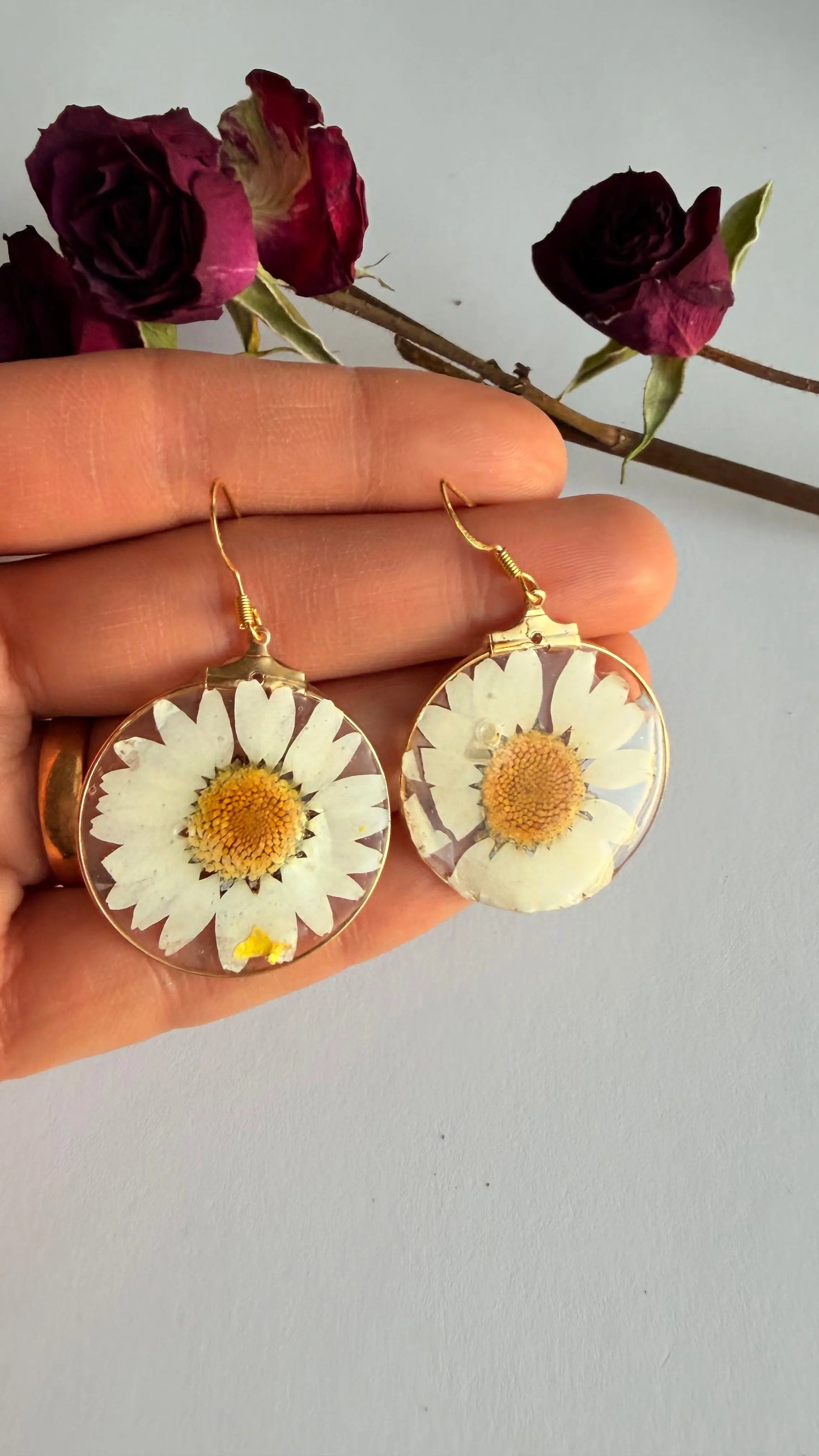 White daisy dangle hypoallergenic MONICAZCOLLECTION LLC